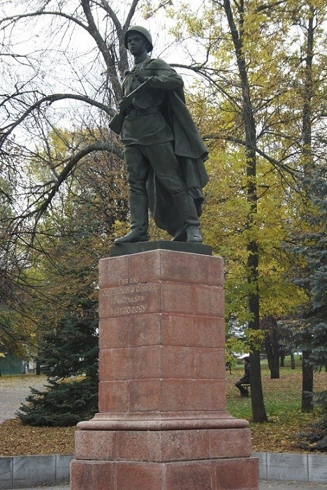 Памятник Александру Матросову в Уфе мешавший первому секретарю Башкирского обкома Мидхату Шакирову установить свой собственный бюст