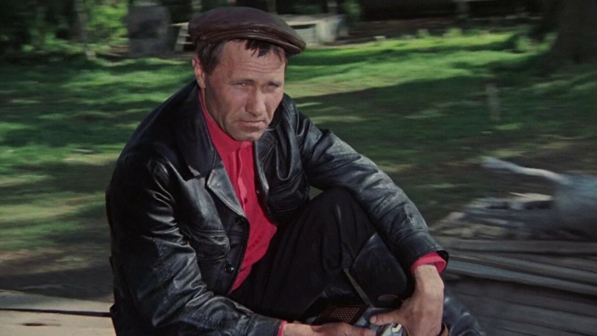    Василий Шукшин. Кадр из фильма «Калина красная»