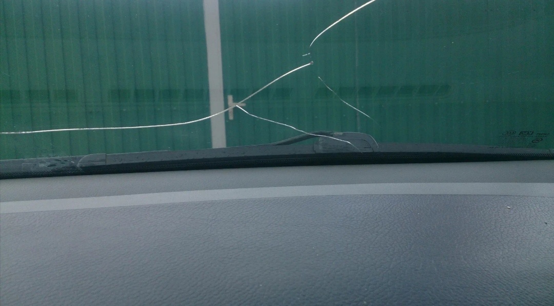 Трещина на лобовом.