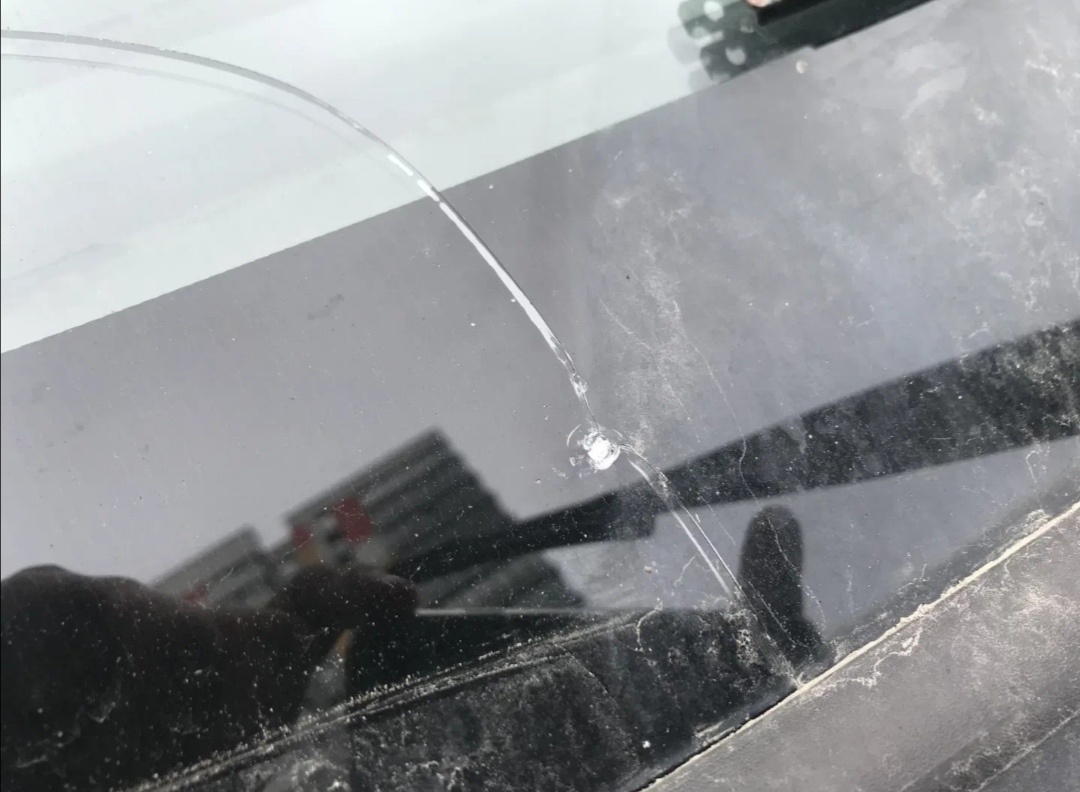 Трещина на лобовом стекле. 