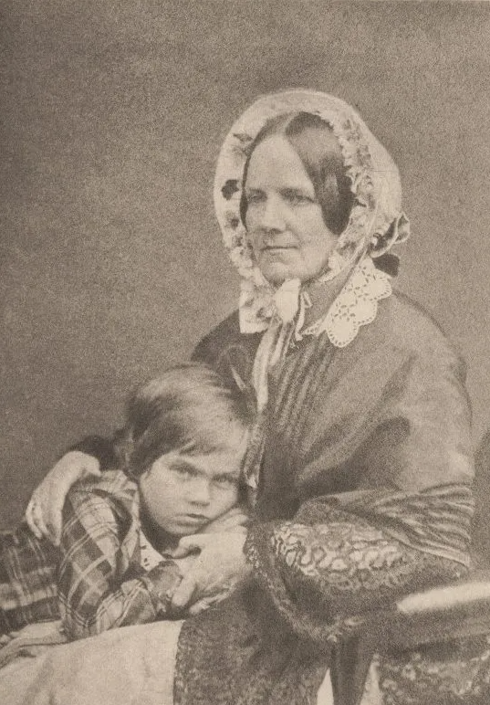Эмма Веджвуд Дарвин и их восьмой ребенок, Леонард Дарвин, сфотографированы в 1853 году. Источник: Викисклад // Общественное достояние