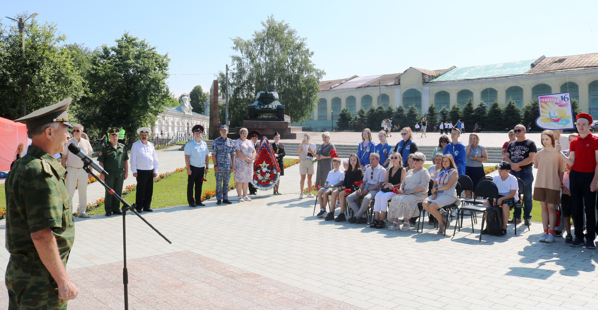 На митинге выступает председатель Совета ветеранов Юрий Лопатин