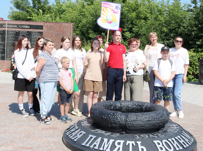 В мероприятии участвовали делегации от учебных заведений, среди них учащиеся Гимназии № 16