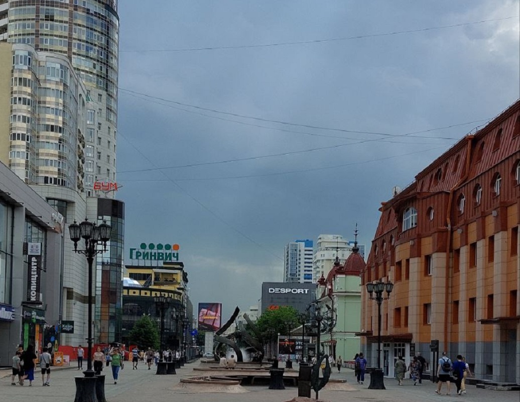 Небо над Екатеринбургом затянули грозовые тучи.  Фото: ФедералПресс / Дмитрий Мигалин