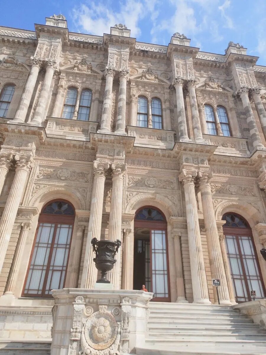 Вид дворца со стороны моря. Абдул-Меджид I хотел резиденцию в стиле барокко и получил ее