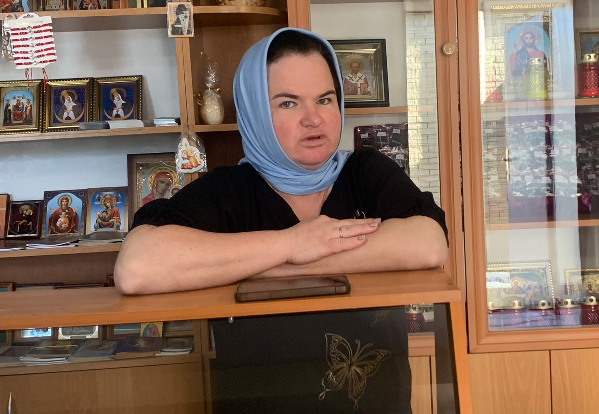 Матушка Наталья Мисяйло заведует храмовым хозяйством и помогает отцу Василию во всех его добрых делах. Фото автора.