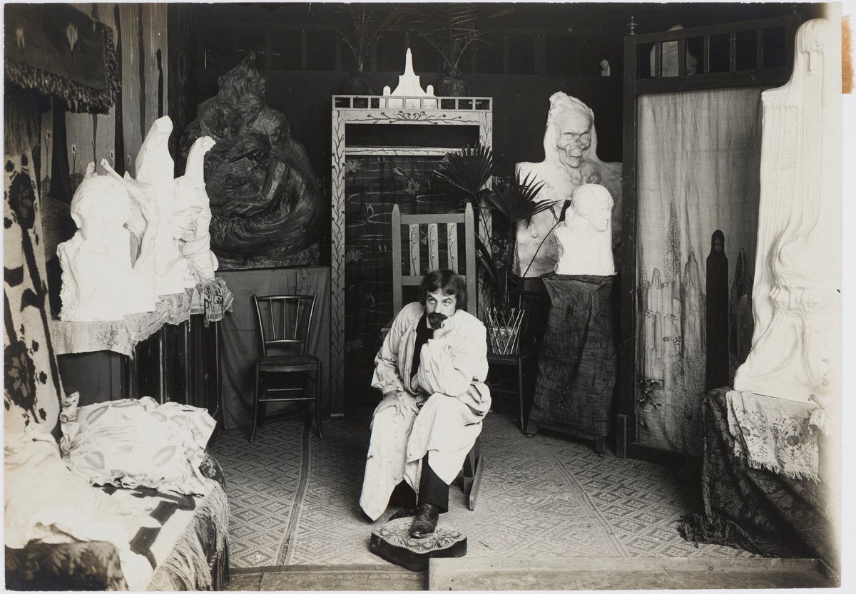 Bolesław Biegas в окружении своих скульптур.