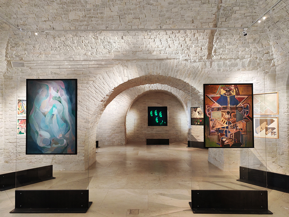 Зал по левую сторону от входа, где представлена неизменная на время проекта экспозиция