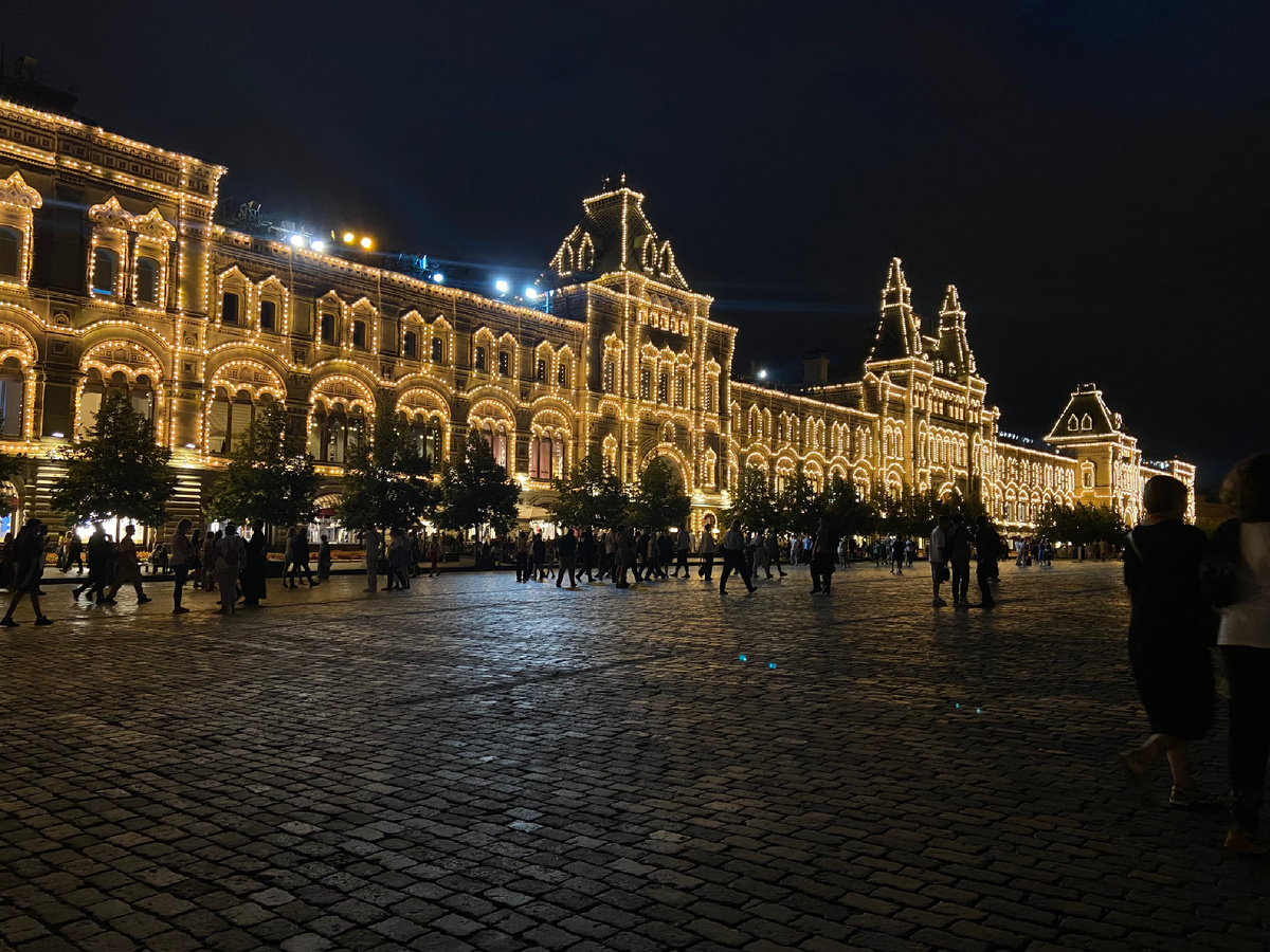 Москва — это город, где переплетаются история и современность. Прогуливаясь по её улицам, можно ощутить дыхание времени. Здесь величественные кремлевские стенки соседствуют с блестящими небоскрёбами делового района. Красная площадь, со своими символами — Собором Василия Блаженного и мавзолеем Ленина, привлекает туристов со всего мира.
 
Несмотря на свою мегаполисную атмосферу, Москва полна зелени. Парки, такие как Горького и Зарядье, предлагают уютные уголки для отдыха, где можно насладиться тишиной вдали от шумного города. Русская культура, отражённая в театрах, музеях и галереях, добавляет городу неповторимый колорит.