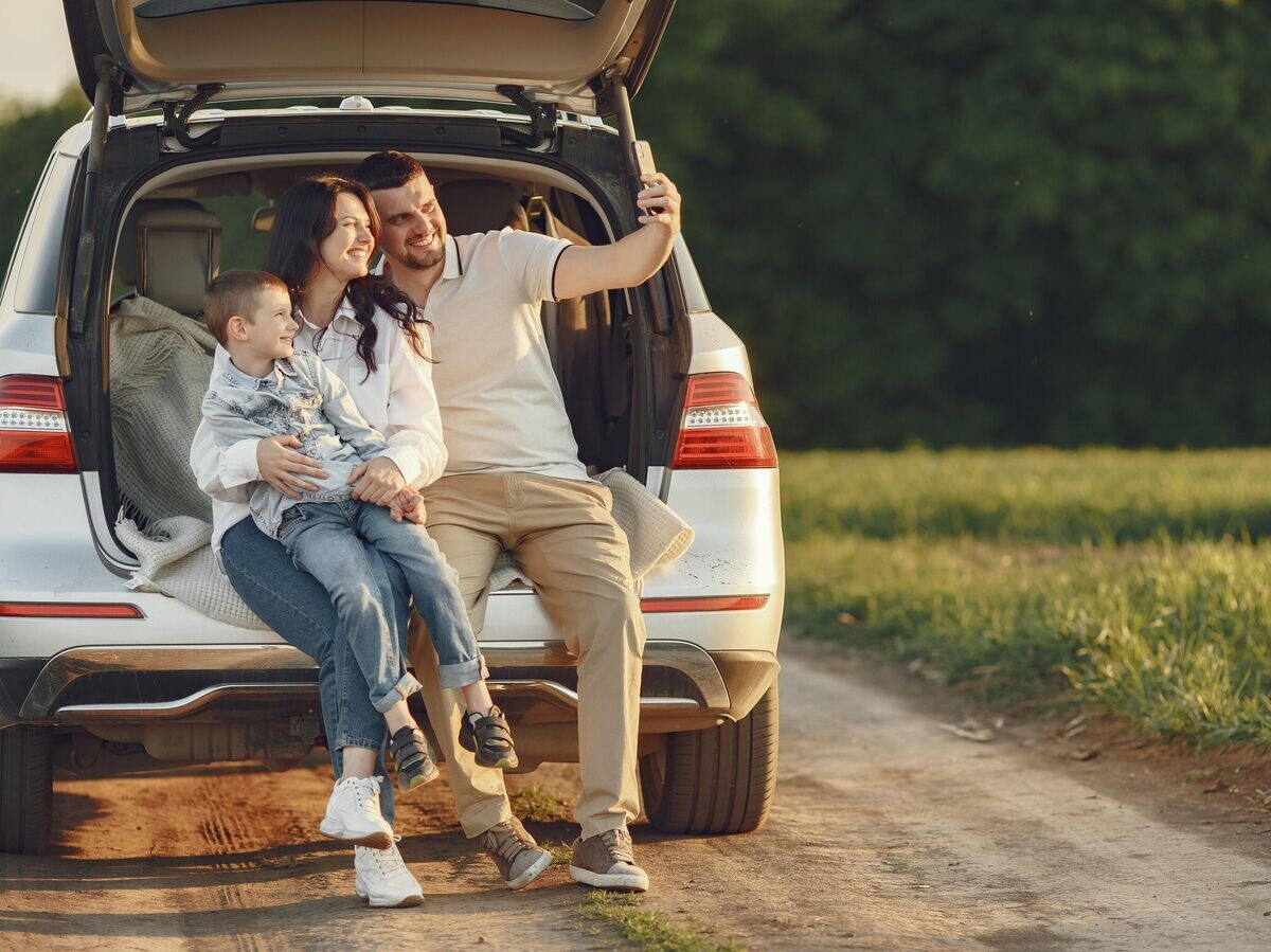    Семья путешествует на машине© Фото : Freepik / prostooleh