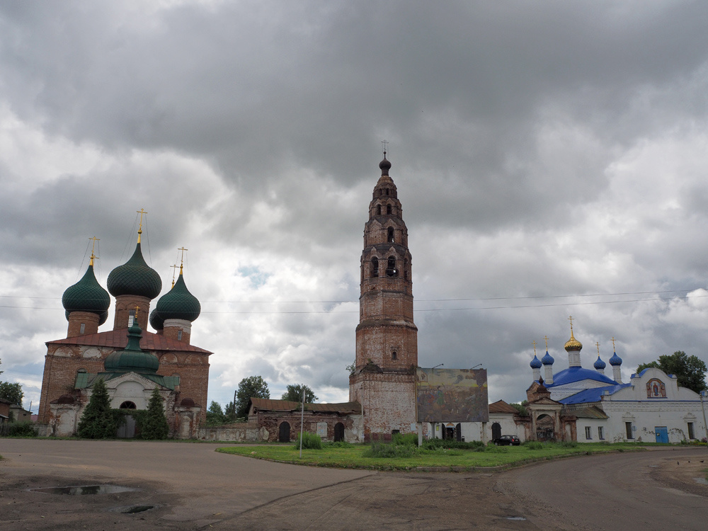 Сельская площадь и Великосельский кремль.