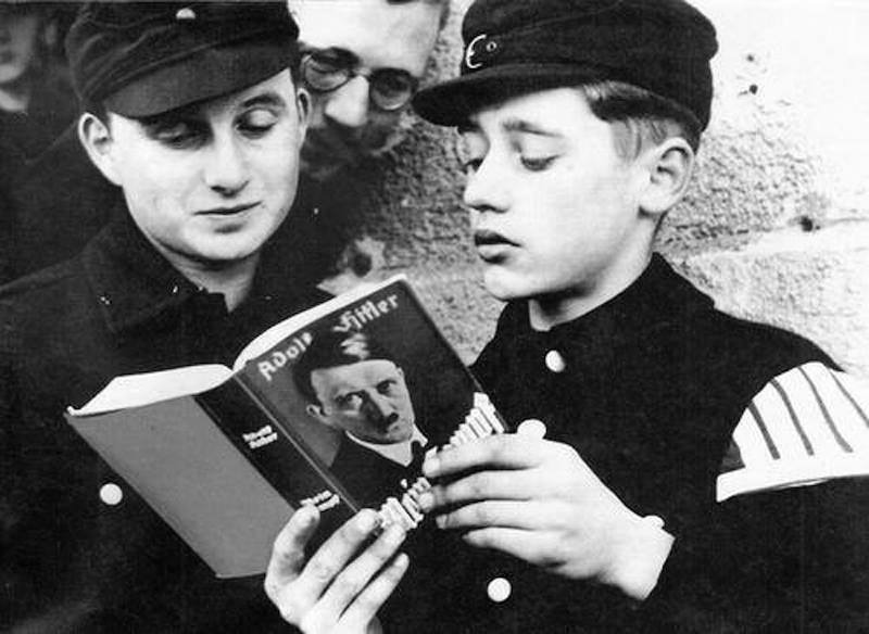 Гитлерюгенд читает «Mein Kampf». Мемель (совр. Клайпеда), 1939 г.