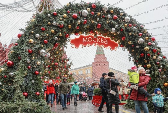 Американские новогодние украшения. Диснейленд париж салют. Рождественские каникулы в москве. Рождество 2025 как празднуют. Украшение домов в сша на рождество.