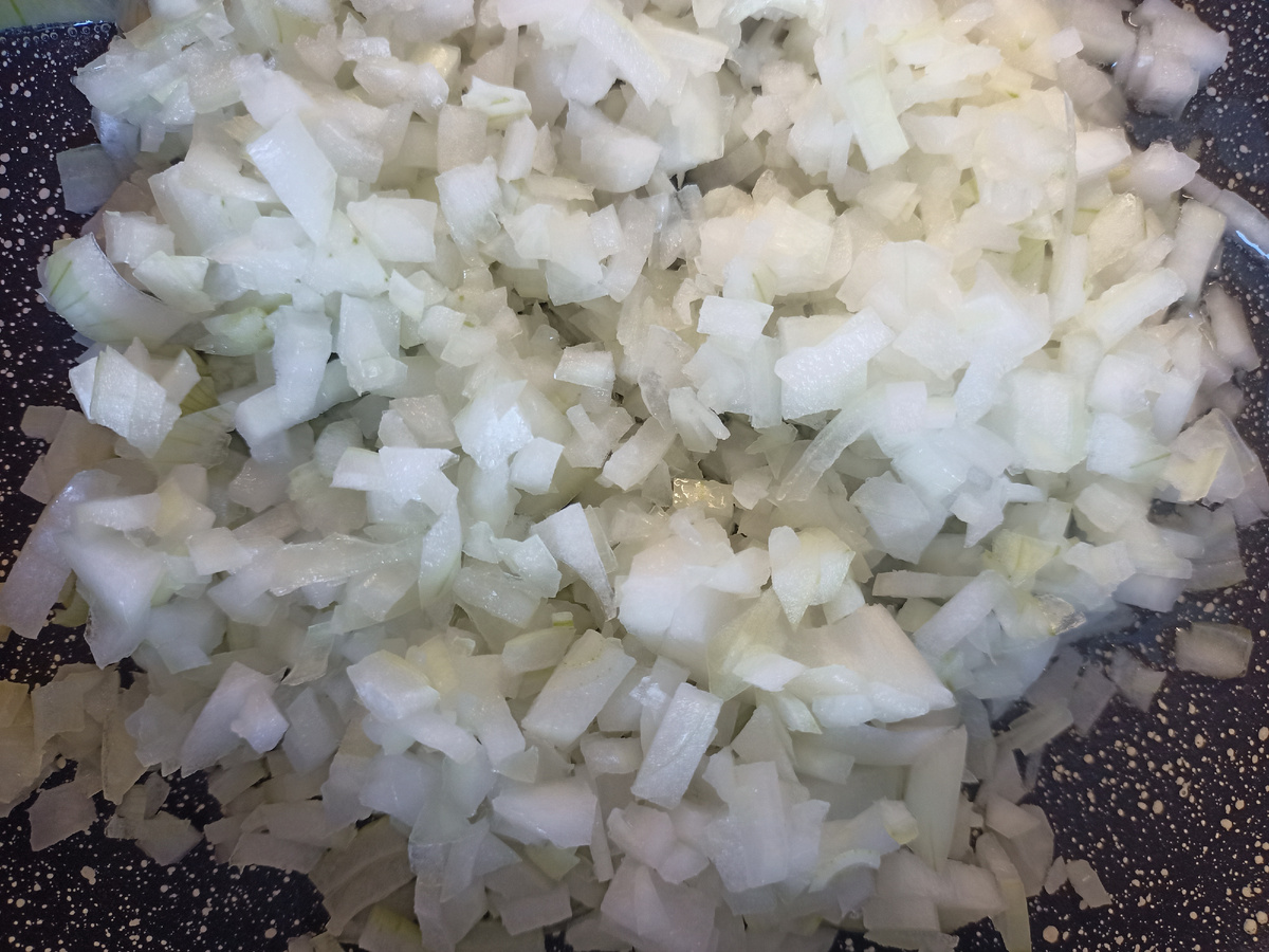 Репчатый лук нарезанный маленькими кубиками 