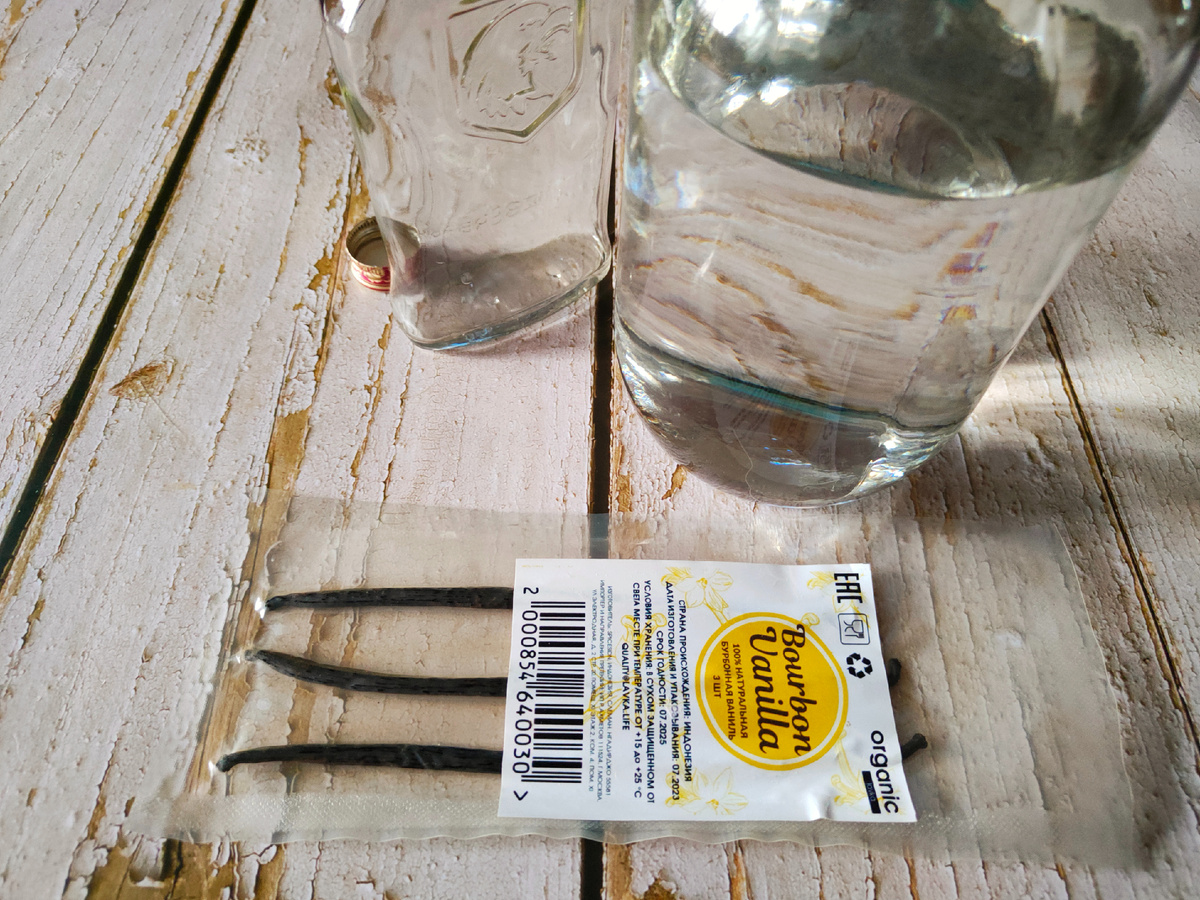 Стручки ванили можно приобрести на маркетплейсах. А спирт - где получится. Мне в этом плане повезло, т.к. мой супруг выгоняет его самостоятельно, для личных нужд 😋