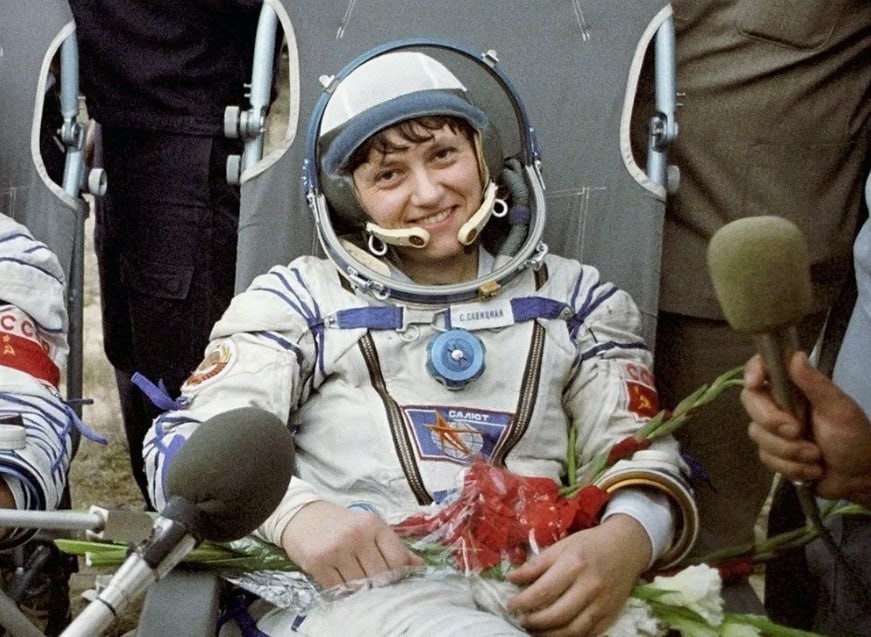 40 лет назад Светлана Савицкая стала первой женщиной, вышедшей в открытый космос. Во время своего 10-дневного полета она испытала новый сварочный аппарат за пределами станции «Салют-7».-2