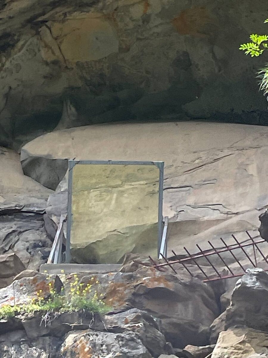 "Образ на скале называют нерукотворным, поскольку верующие склоняются к версии чудесного появления этой святыни. Однако ученые предполагают, что икона могла быть написана во время строительства храмов и создания Аланской епархии — в 10-12 веках. Есть также версии более позднего появления Лика Христа, и даже его современное создание".
