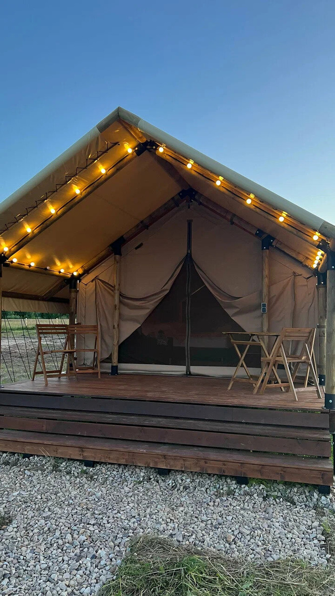 В таком тенте очень приятно пахнет деревом