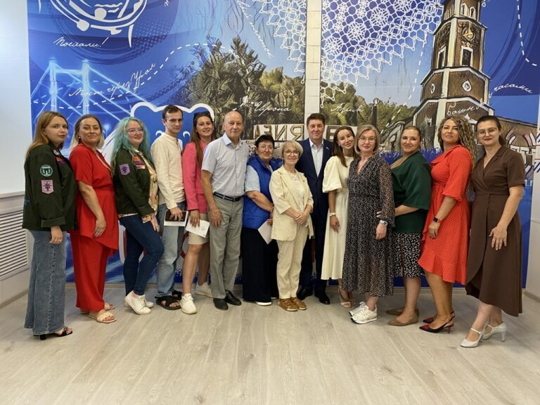    Сенатор Андрей Шевченко встретился с волонтерами -ликвидаторами последствий паводка Марина Шарт