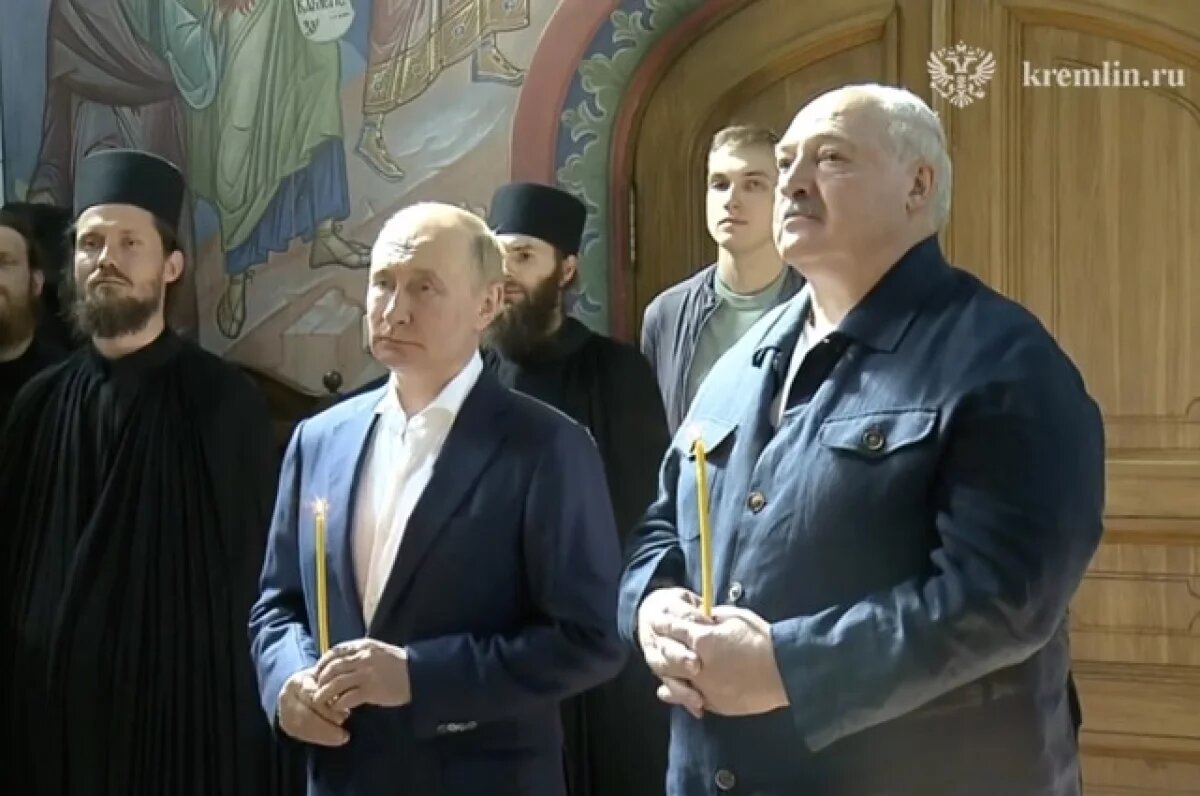    Сын Лукашенко Николай вместе с отцом и Путиным посетил молебен на Валааме