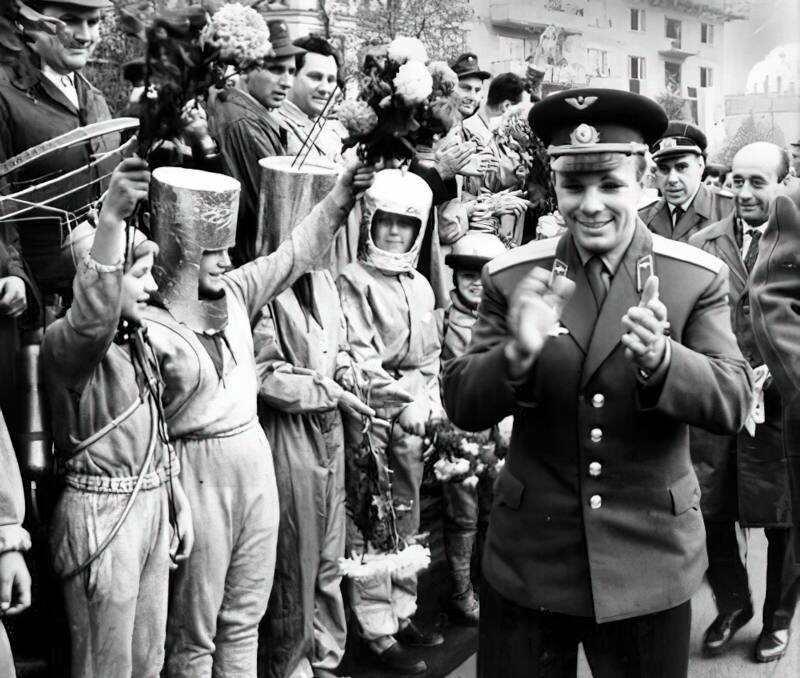 Жители г. Геры встречают Ю. А. Гагарина на улицах города. 18 октября 1963 г.