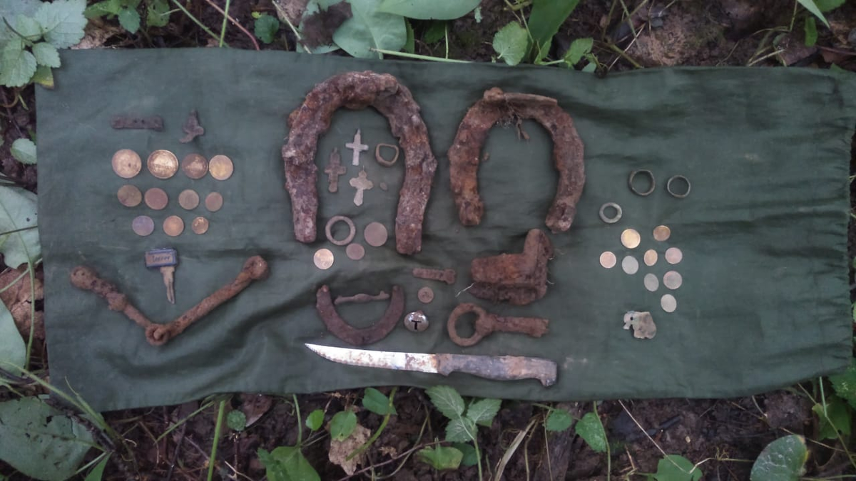 Находки Инженера справа, Дварфа в центре, мои слева.