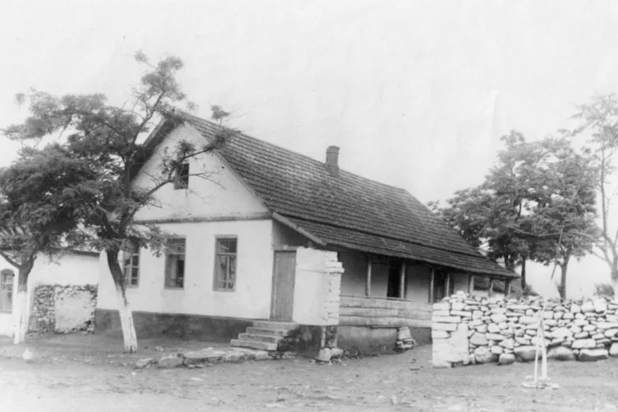 Таким увидел дом Рошке фотограф В. Чудинов в 1939 году. Фото - ГМЗЛ. 