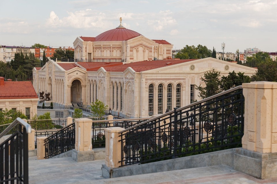    Величественное здание музея Христианства украшают барельефы. Фото: Фонд "Моя история"