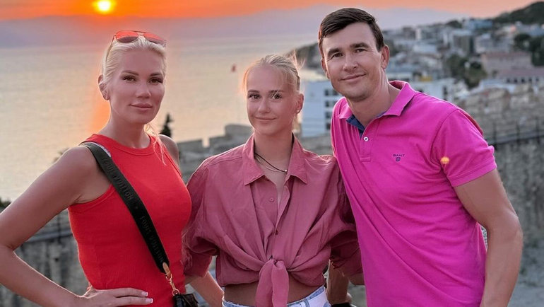    Сергей Федоровцев (справа) с женой Екатериной (слева) и дочерью Марией (в центре). Соцсети