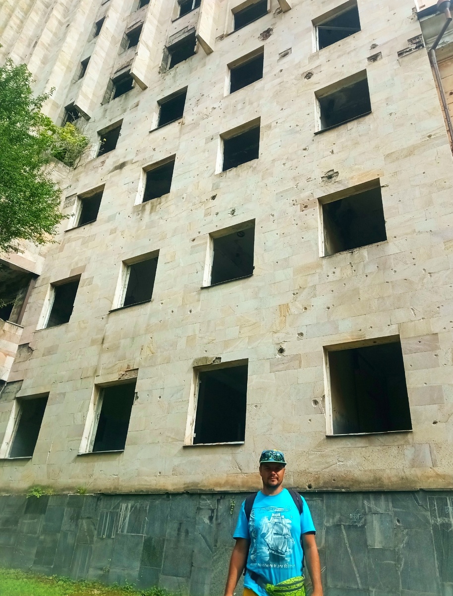 На фасаде видны следы от снарядов