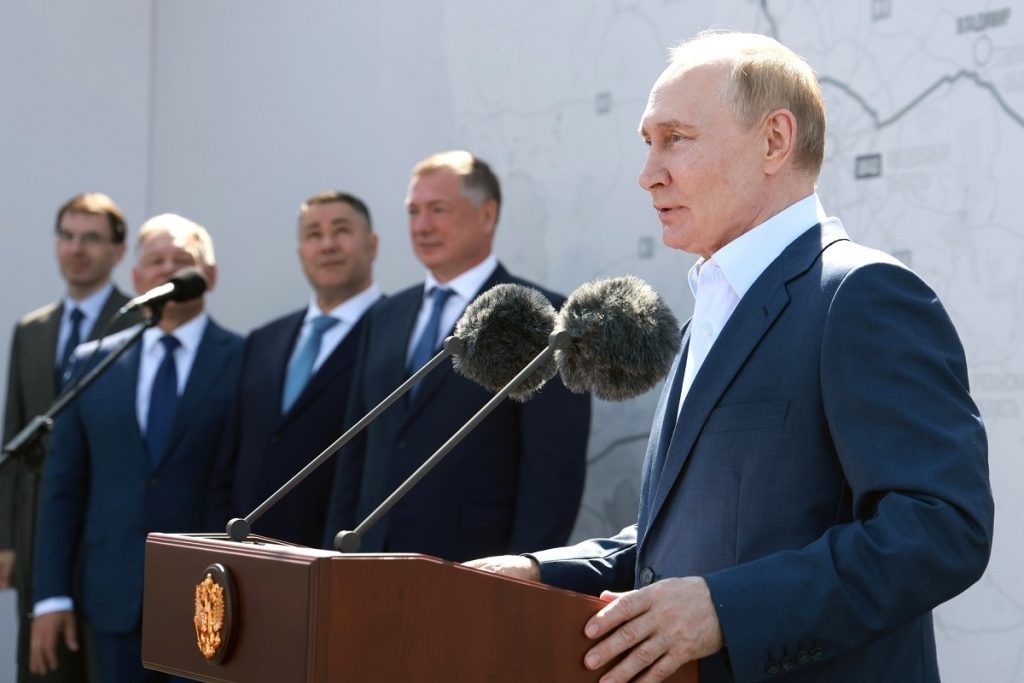 Владимир Путин открывает северный обход Твери (и мечтающий Игорь Руденя на заднем плане)