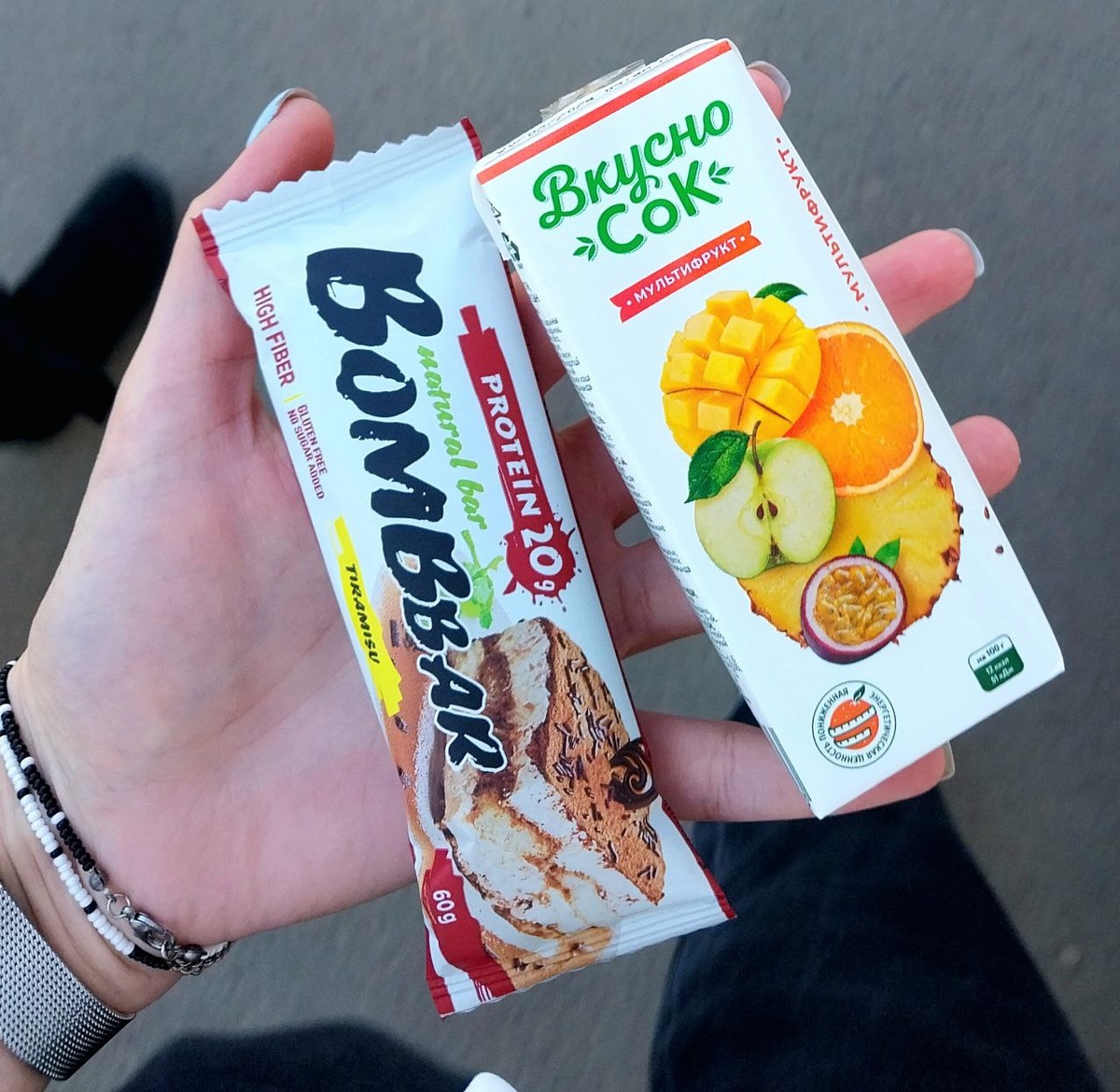 протеиновый батончик и сок