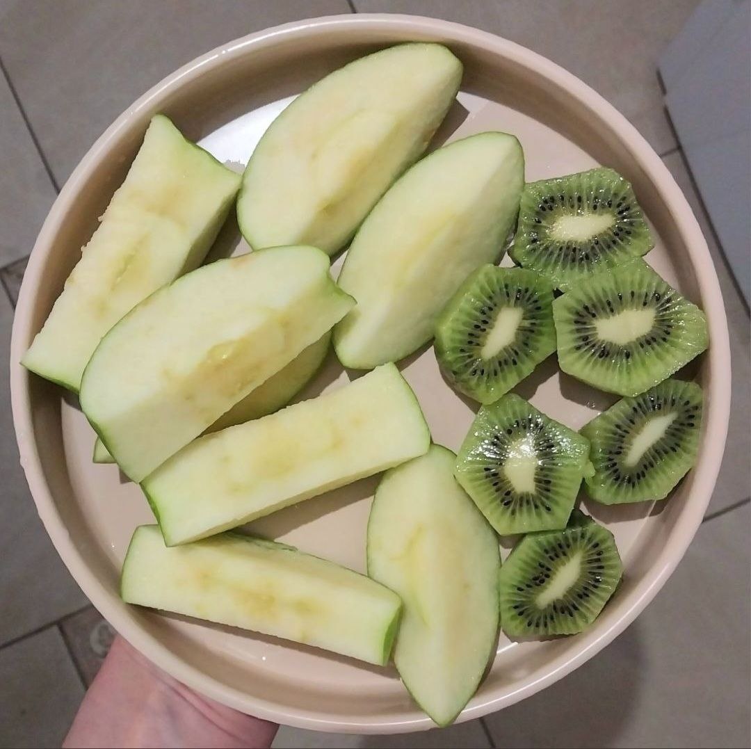зелёное яблоко с не менее зелёным киви