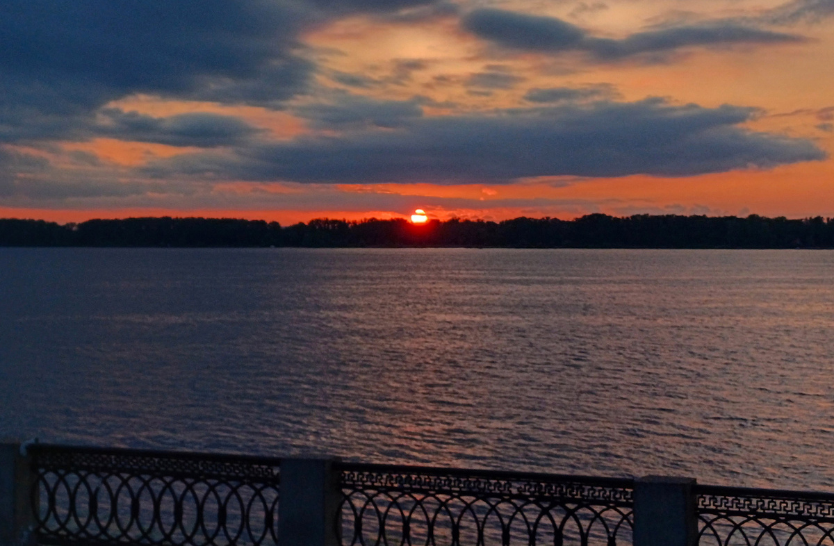 Вид на закат с берега Волги