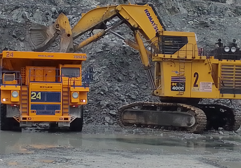 Фото читателя "Юрий Стрелец". Карьер работает при любых погодных условиях. И в дождь, и в зной.