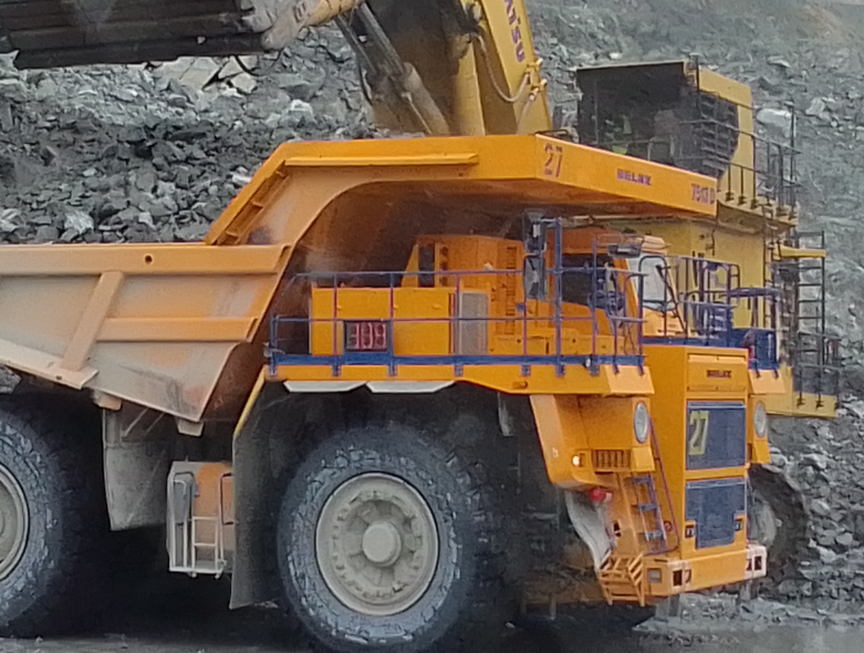 Фото читателя "Юрий Стрелец". Идёт погрузка горной массы. Табло показывает вес груза в кузове. Нам бы такое в то время.