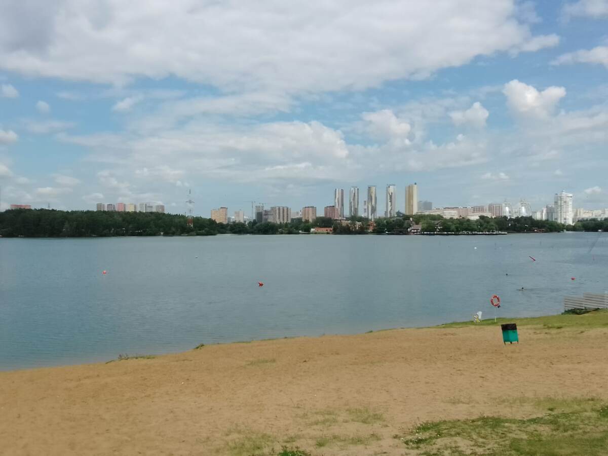 Просторный чистый, но платный пляж в Рублево