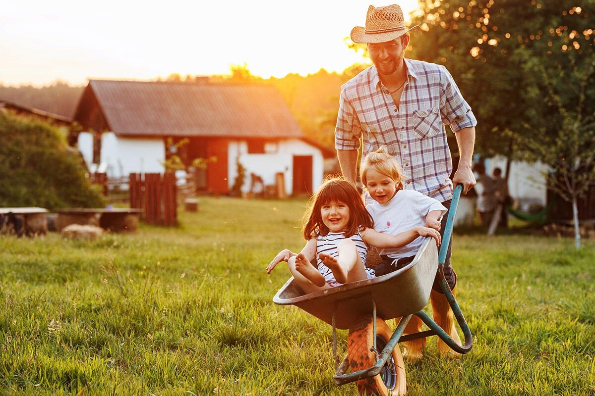 Большой дом, раздолье, свежие продукты — многие мечтают об «экологичной» жизни на лоне природы. Источник: Shutterstock📷
