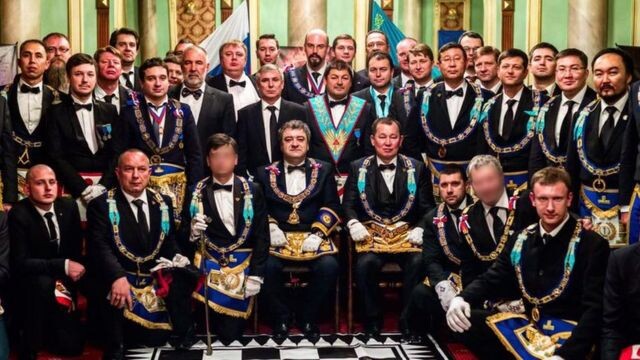 Открытые масоны. Лица не желающих раскрывать личность братьев сокрыты.