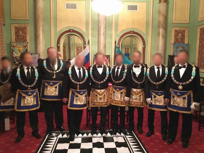 Коллективное фото не желающих становиться открытыми