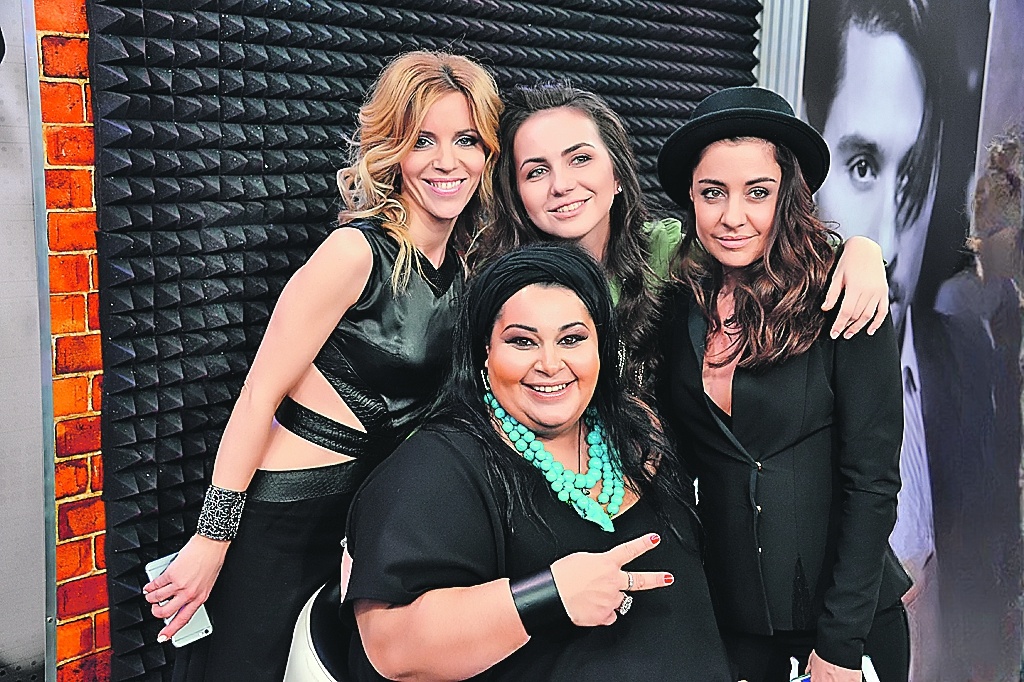 Для Мариам важно, что она делает в шоу на ТВ.   С участницами «Голоса». Фото: Пресс-служба Первого канала