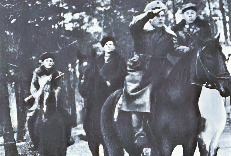 Герой повествования на лихом коне, 1941 г.