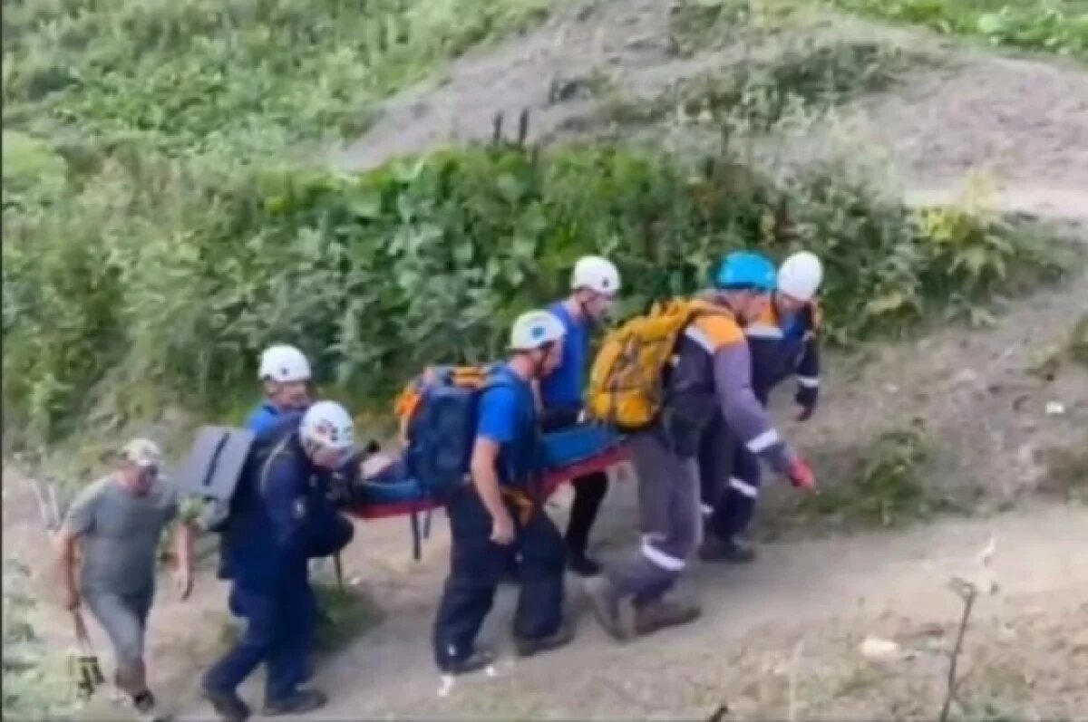    Спасатели эвакуировали травмированную туристку из Дуккинского ущелья в КЧР