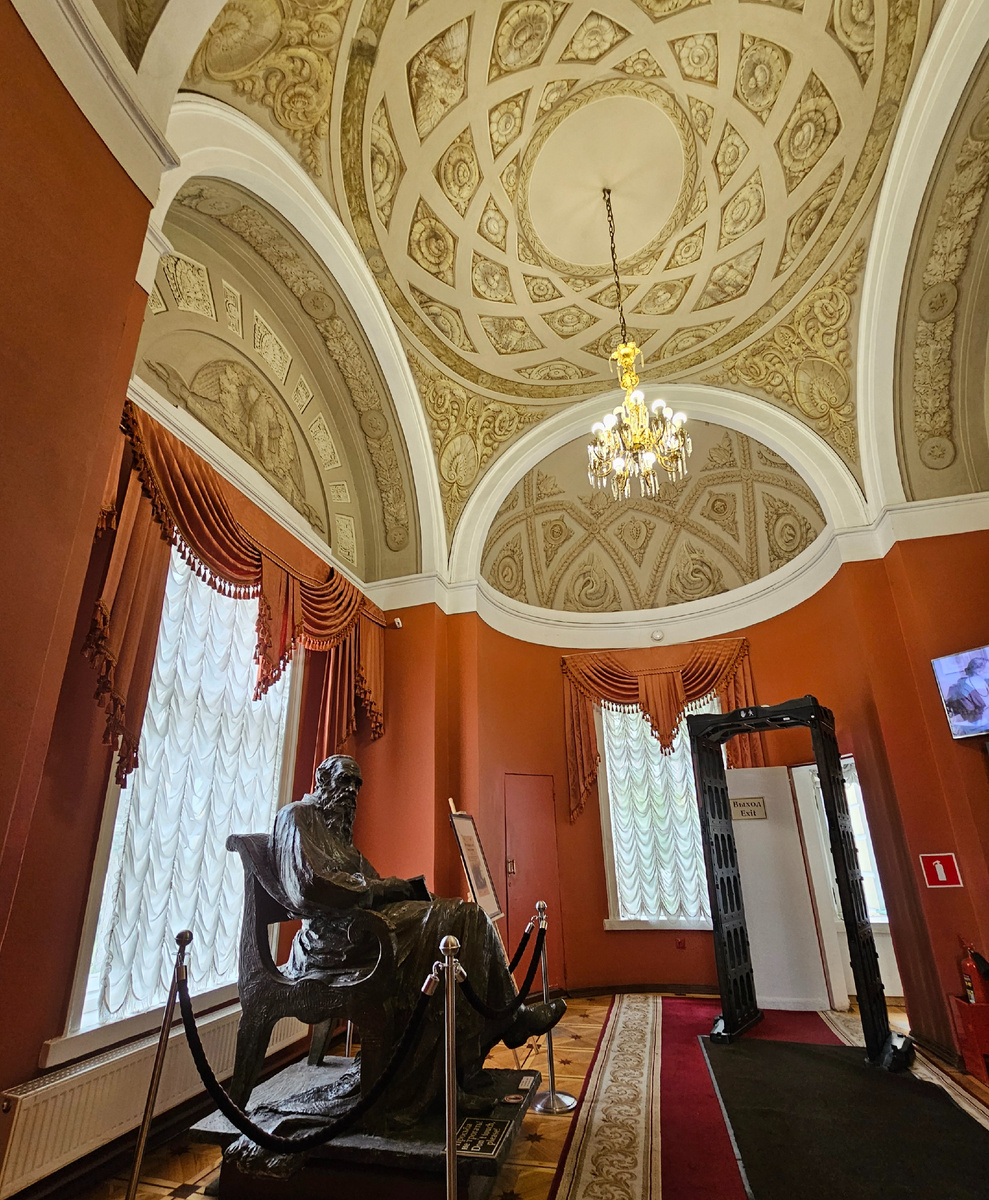 Вход в особняк (Фото автора Л. Баевой)