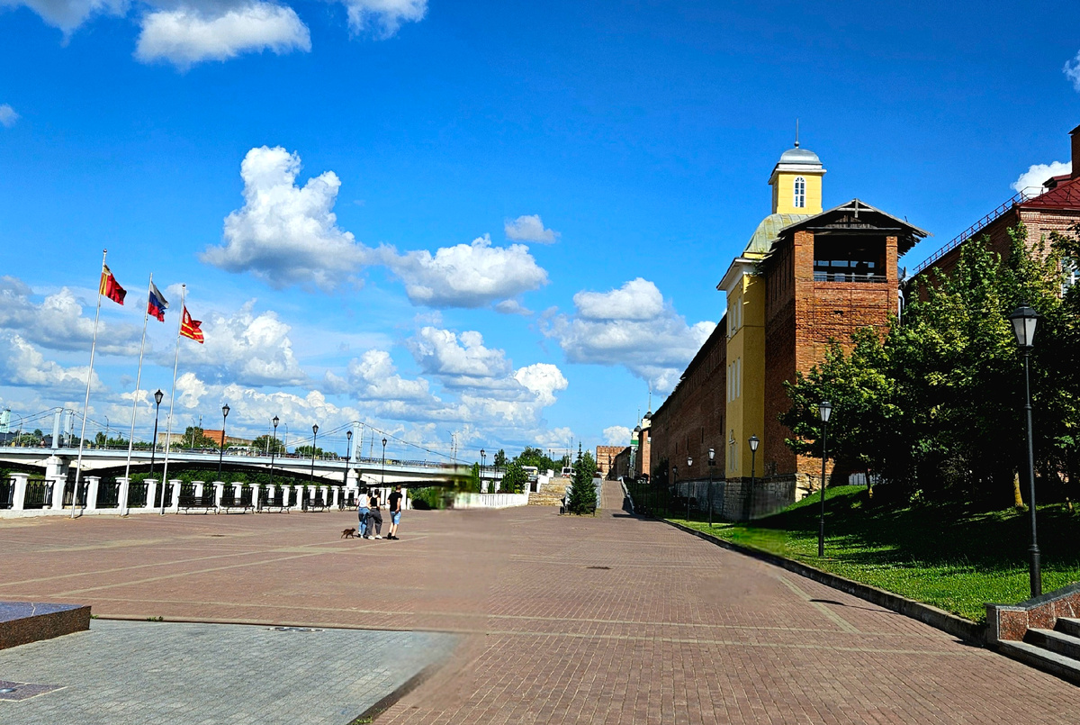 Один из немногих красивых кадров набережной в Смоленске.