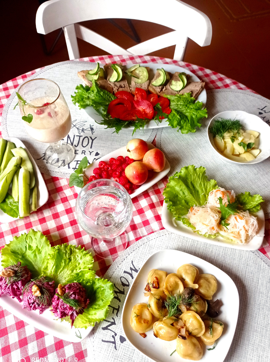 Стол в четверг.