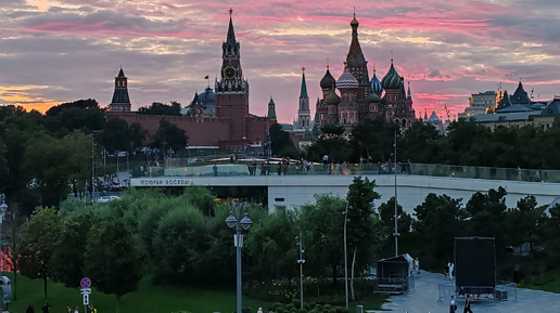 Парящий мост в Зарядье, уличная дискотека на Никольской улице.