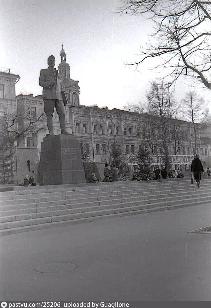 Памятник Якову Свердлову на площади Свердлова (фото из открытых источников интернета) 