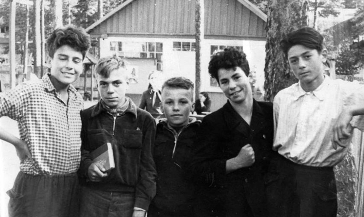 Школьные годы. С.Довлатов с друзьями - уже здесь он самый высокий, и будет таким потом на всех своих фотографиях.