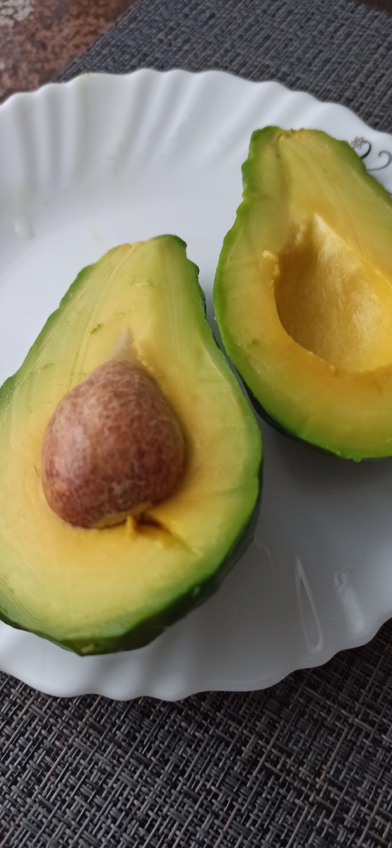 Спелый, жирный, вкусный. Люди делятся на два типа: тех, кто его обожает, и тех, кто ненавидит..